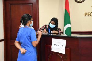 މަޖިލިސް އިދާރާގައި އާންމުންނަށް ވެކްސިން ދެނީ