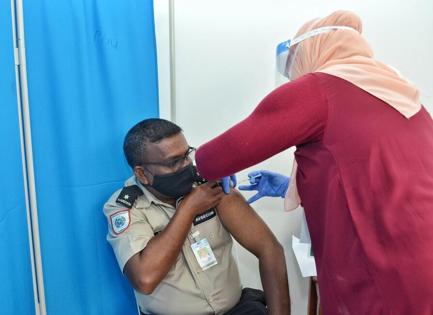 އޭވިއޭޝަން ކޮމާންޑްގެ 51 މުވައްޒަފަކަށް ވެކްސިން ދީފި