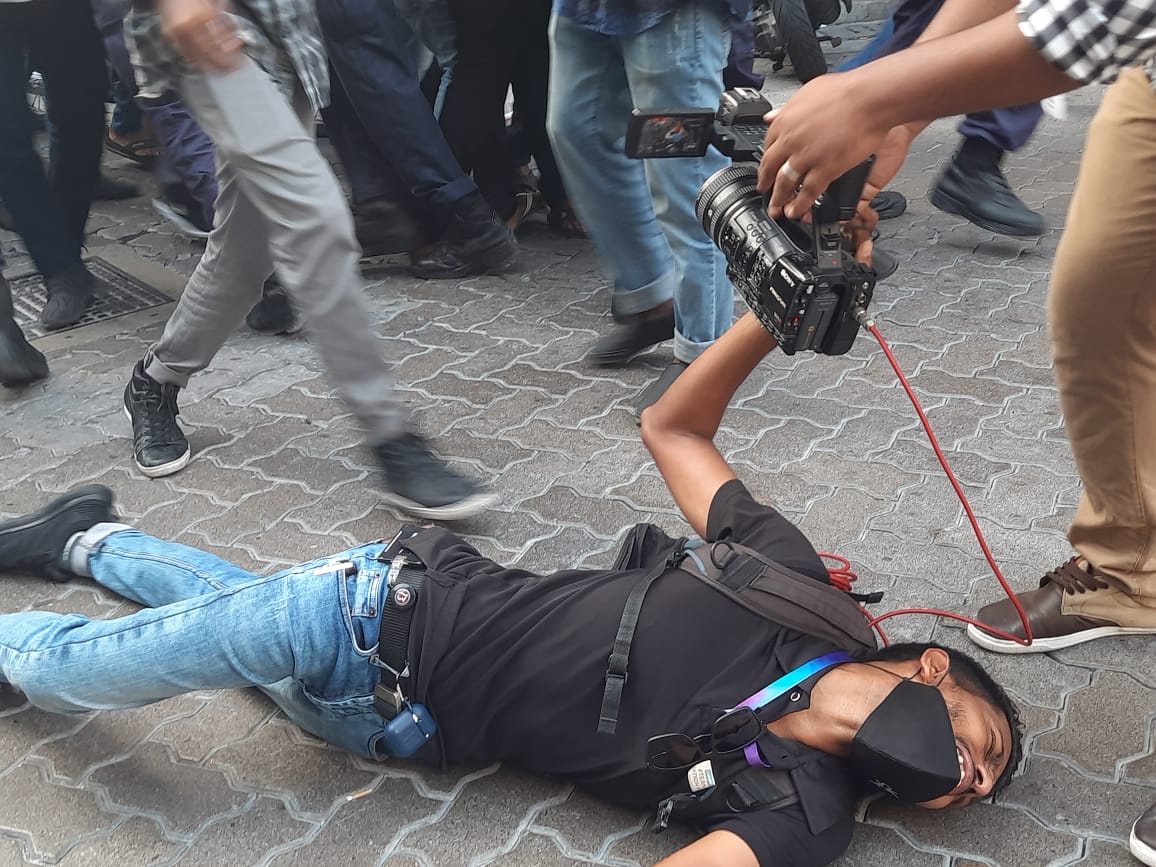 ޗެނަލް 13ގެ ކެމެރާމަނަށް އަނިޔާކުރި ފުލުހުނަށް ފިޔަވަޅު އަޅުމަށް ރިޕޯޓާސް ވިތައުޓް ބޯޑާރސް އިން ގޮވާލައިފި