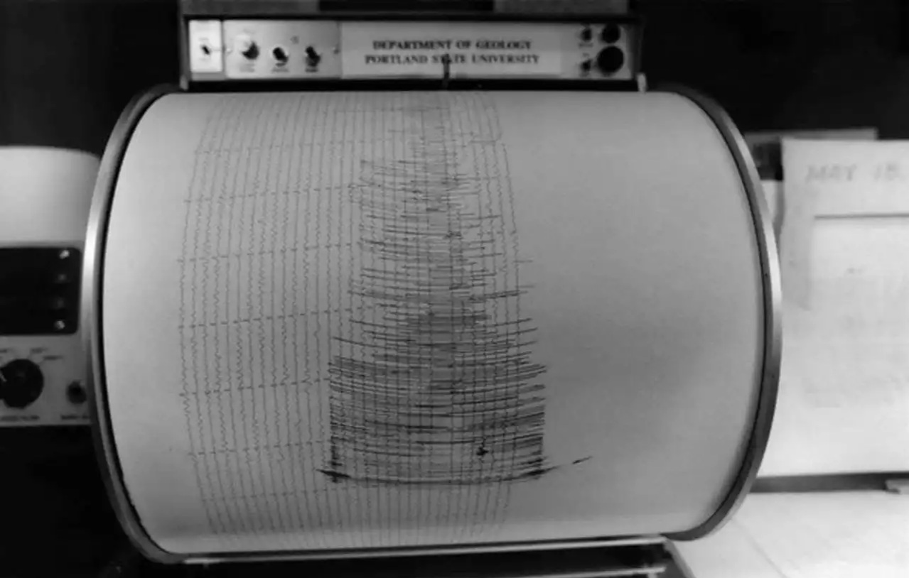 އިންޑޮނޭޝިއާއަށް ބާރުގަދަ ބިން ހެލުމެއް އަތުވެއްޖެ