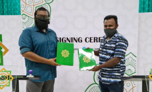 އައިޔޫއެމް އެސްޔޫ އާއި ޚަބަރު އޮންލައިނާ ދެމެދު އެއްބާރުލުން ދިނުމުގެ ފަހުމުނާމާއެއްގައި ސޮއިކޮށްފި