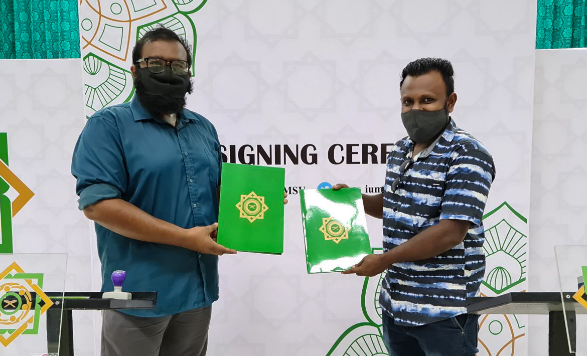 އައިޔޫއެމް އެސްޔޫ އާއި ޚަބަރު އޮންލައިނާ ދެމެދު އެއްބާރުލުން ދިނުމުގެ ފަހުމުނާމާއެއްގައި ސޮއިކޮށްފި