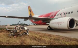 ޖައްސަން އުޅުމުގެ ތެރެގައި އެއަރ އިންޑިއާ އެކްސްޕްރެސްގެ ފްލައިޓެއް ހޮޅިދަޑިއެއްގައި ޖެހި އެކްސިޑެންޓް ވެއްޖެ