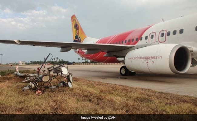 ޖައްސަން އުޅުމުގެ ތެރެގައި އެއަރ އިންޑިއާ އެކްސްޕްރެސްގެ ފްލައިޓެއް ހޮޅިދަޑިއެއްގައި ޖެހި އެކްސިޑެންޓް ވެއްޖެ