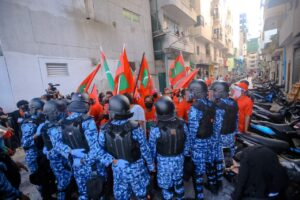 ގިނަ އަދަދެއްގެ ބަޔަކު ހައްޔަރުކޮށް މުޒާހަރާ ކޮންޓްރޯލް ކުރުމަށް މަސައްކަތް ކުރަނީ