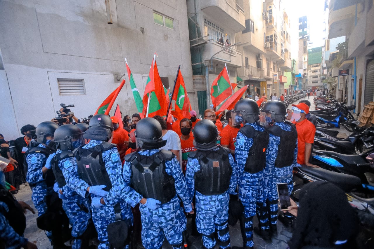 ގިނަ އަދަދެއްގެ ބަޔަކު ހައްޔަރުކޮށް މުޒާހަރާ ކޮންޓްރޯލް ކުރުމަށް މަސައްކަތް ކުރަނީ