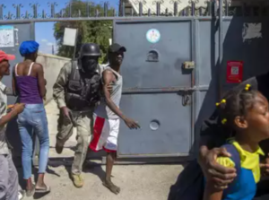 ހެއިޓީގެ ޖަލެއް ފަޅާލައި، 25 މީހަކު މަރުވެ، 200 ކުއްވެރިއަކު ފިލައިފި