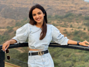 ޖޭސްމިންއަށް ހެދުން ލެވުނީ ހެދުމުގެ ޓެގްކޮޅު ނުނައްޓާ!