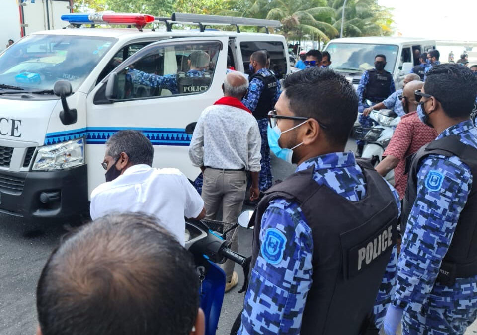 މުޒާހަރާ ފެށުމަށް ތައްޔަރުވަމުން ދަނިކޮށް މީހުން ހައްޔަރު ކުރަން ފަށައިފި