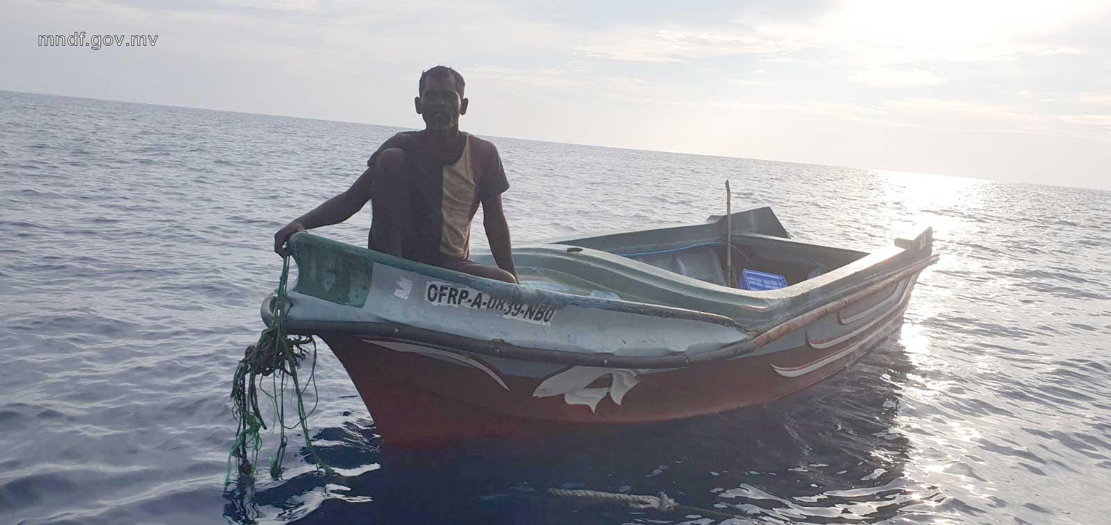 މީހަކާއި އެކު އޮޔާދިޔަ ޑިންގީއެއް ކަނޑުމަތިން ފެނިއްޖެ