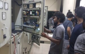 ވޭމަންޑޫއަށް ކަރަންޓު ދެވުނީ ރައްޔިތުންގެ ކެތްތެރިކަމާއި، މުވައްޒިފުންގެ މުރާލިކަމާއިއެކު: ފެނަކަ