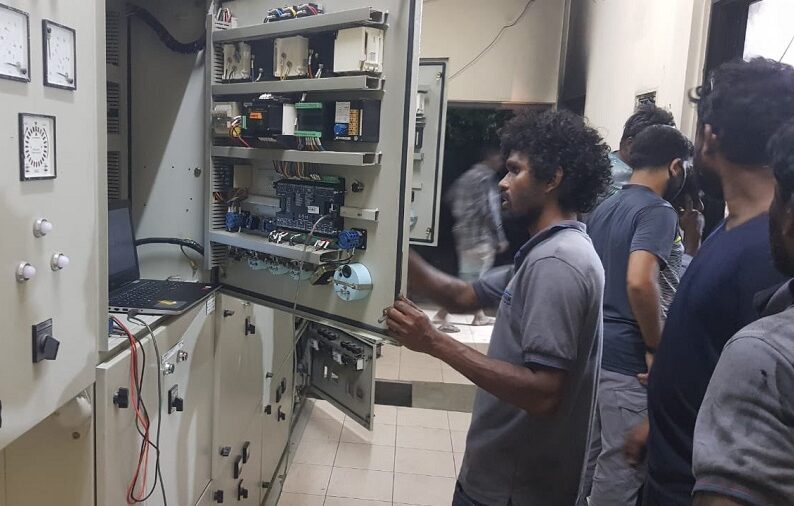 ވޭމަންޑޫއަށް ކަރަންޓު ދެވުނީ ރައްޔިތުންގެ ކެތްތެރިކަމާއި، މުވައްޒިފުންގެ މުރާލިކަމާއިއެކު: ފެނަކަ