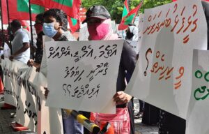 މަޖިލިސް ކައިރީގައި އިދިކޮޅުން މުޒާހަރާ ކުރަނީ