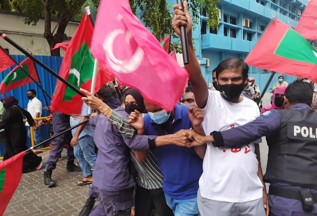 އިދިކޮޅު މުޒާހަރާއިން 4 މީހަކު ހައްޔަރުކޮށްފި