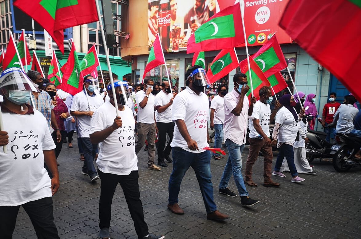 އިދިކޮޅު މުޒާހަރާ ކޮންޓްރޯލް ކުރުމަށް ބާރުގެ ބޭނުންކޮށްފި