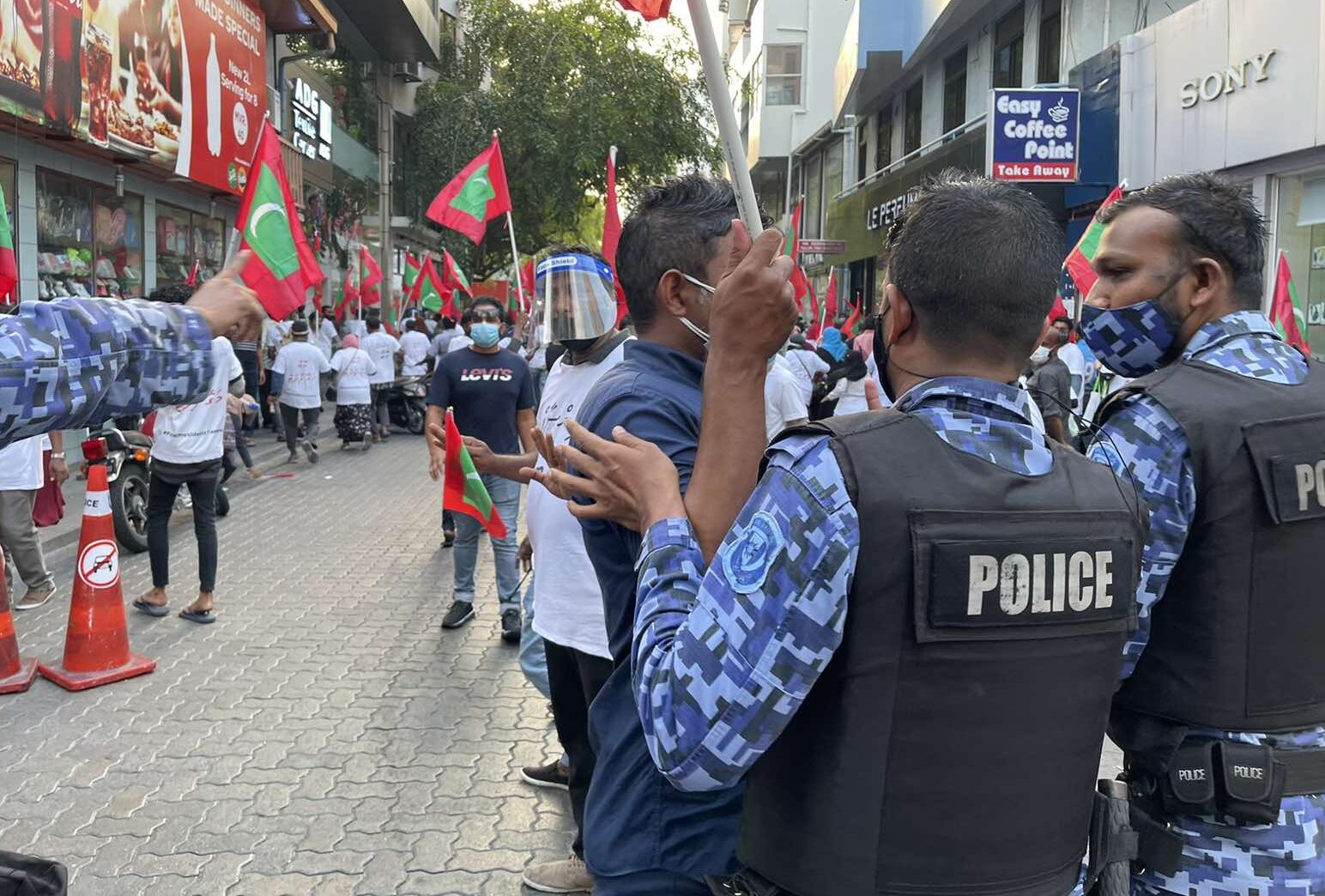 ގްރީންޒޯނަށް ވަދެފާނެތީ ގިނަ އަދަދެއްގެ ފުލުހުންނާއިއެކު ކުރިމަތިލުމަކަށް