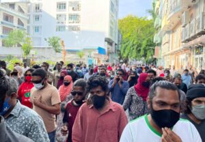 މުޒާހަރާ ކޮންޓްރޯލް ނުކުރެވުނު، ގިނަ ބަޔަކު މަގުތަކަށް ނިކުމެއްޖެ
