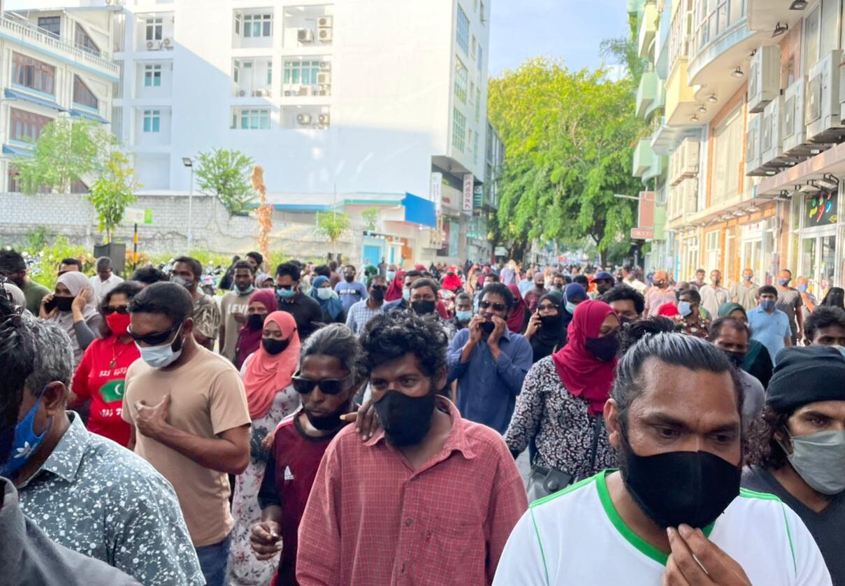 މުޒާހަރާ ކޮންޓްރޯލް ނުކުރެވުނު، ގިނަ ބަޔަކު މަގުތަކަށް ނިކުމެއްޖެ