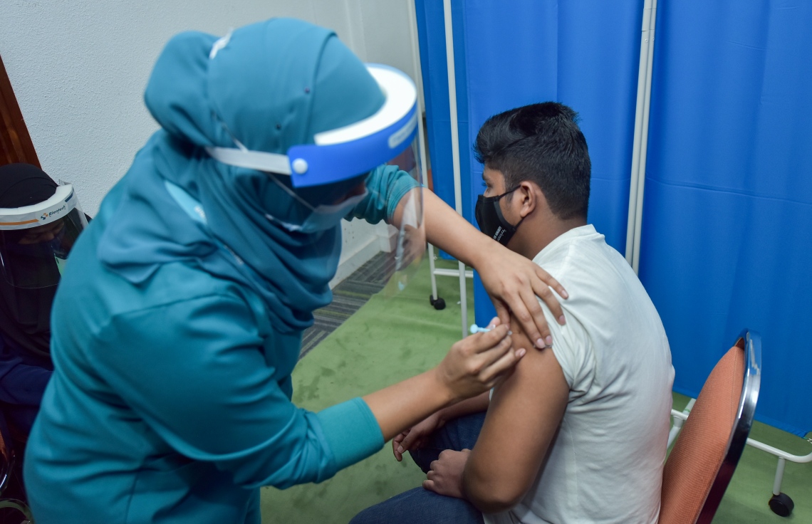 ދެ ޑޯޒް ފުރިހަމަކުރި މީހުންގެ އަދަދު 14،900 އިން މައްޗަށް