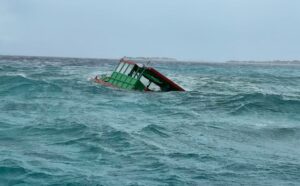 އަޑިއަށް ދިޔަ ދޯނީގައި 10،000 ލިޓަރުގެ ޑީސަލް ހުރި، ދޯނި ފެންމަތި ކުރުމަށް މަސައްކަތް ފަށައިފި