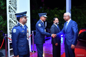 ފުލުހުންގެ އައު ޤާނޫނަށް ޢަމަލުކުރަށް ފެށުން: ހަތިޔާރު ގެންގުޅުމުގެ ބާރާއެކު ފުލުހުންގެ ޚިދުމަތަށް ބަދަލުތަކެއް