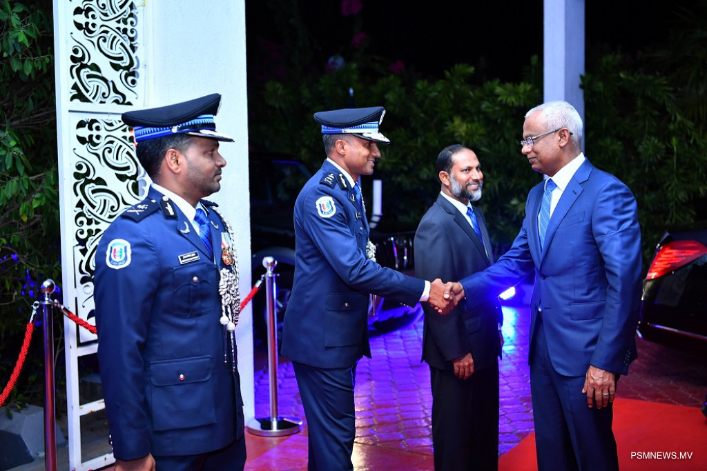 ފުލުހުންގެ އައު ޤާނޫނަށް ޢަމަލުކުރަށް ފެށުން: ހަތިޔާރު ގެންގުޅުމުގެ ބާރާއެކު ފުލުހުންގެ ޚިދުމަތަށް ބަދަލުތަކެއް