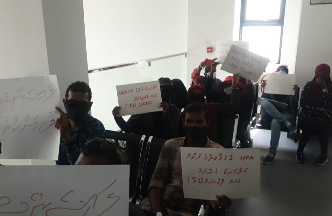 ޑްރައިވިން ސްކޫލުތަކުން ޓްރާސްޕޯޓް މިނިސްޓްރީ ތެރޭގައި މުޒާހަރާ ކުރަނީ