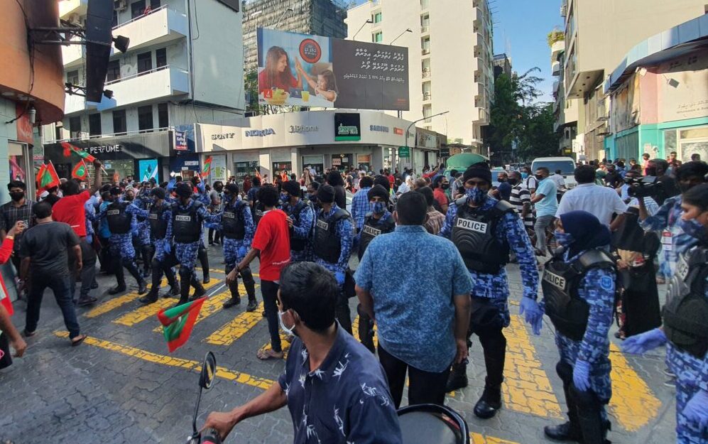 ގިނަ އަދަދެއްގެ ފުލުހުންނާއިއެކު މަގުތައްފުރާލައި، މުޒާހަރާގެ ބައިވެރިން ހައްޔަރުކުރަނީ!