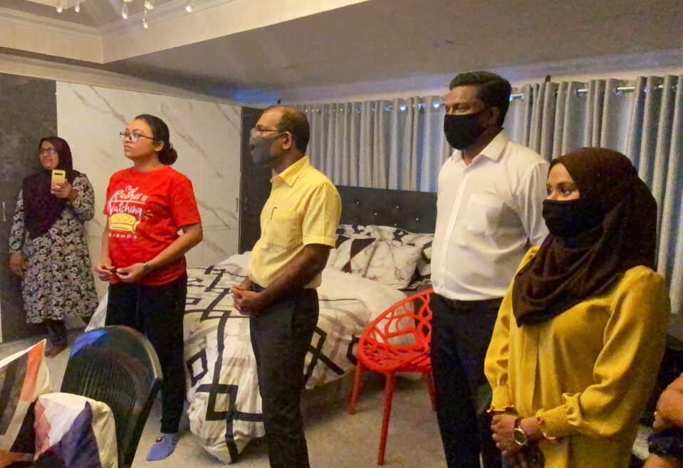 ހަމްނާއާއިއެކު ރައީސް ނަޝީދު ވިލިމާލޭގެ ގޭތަކަށް