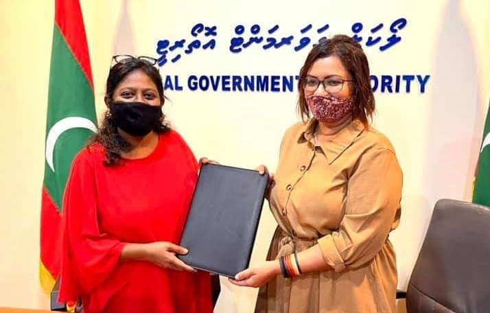 ފަޒީން، ސިފާއަށް: ހުރިހާ ކަމެއްކުރުމުން، ރީތި ނަން ހޯދާލީ މަކަރުން