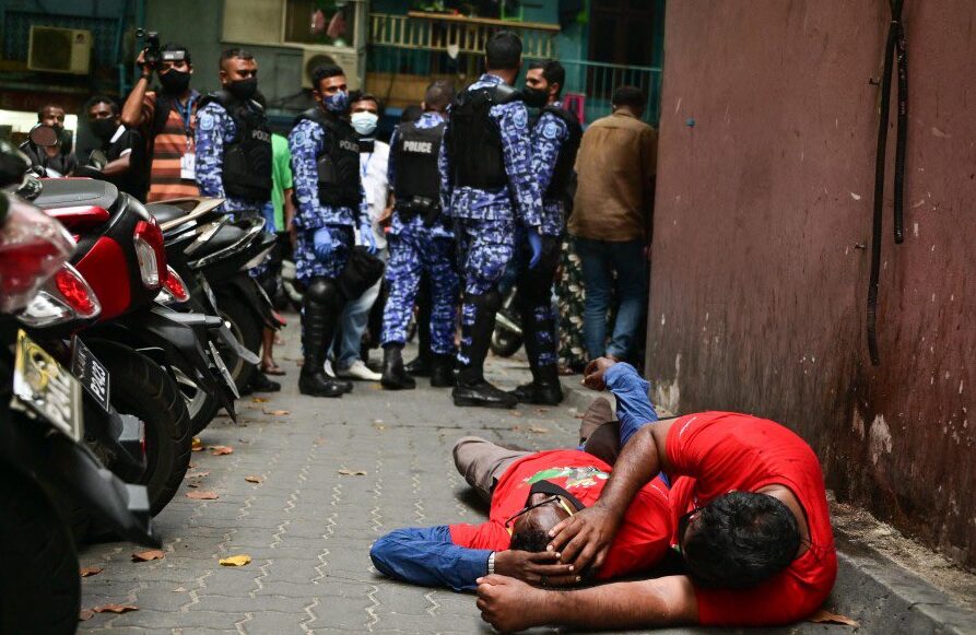 މުޒާހަރާގެ ބައިވެރިންނަށް އެކިވަރުގެ އަނިޔާތައް، ބައެއް މީހުން ހައްޔަރުކޮށްފި