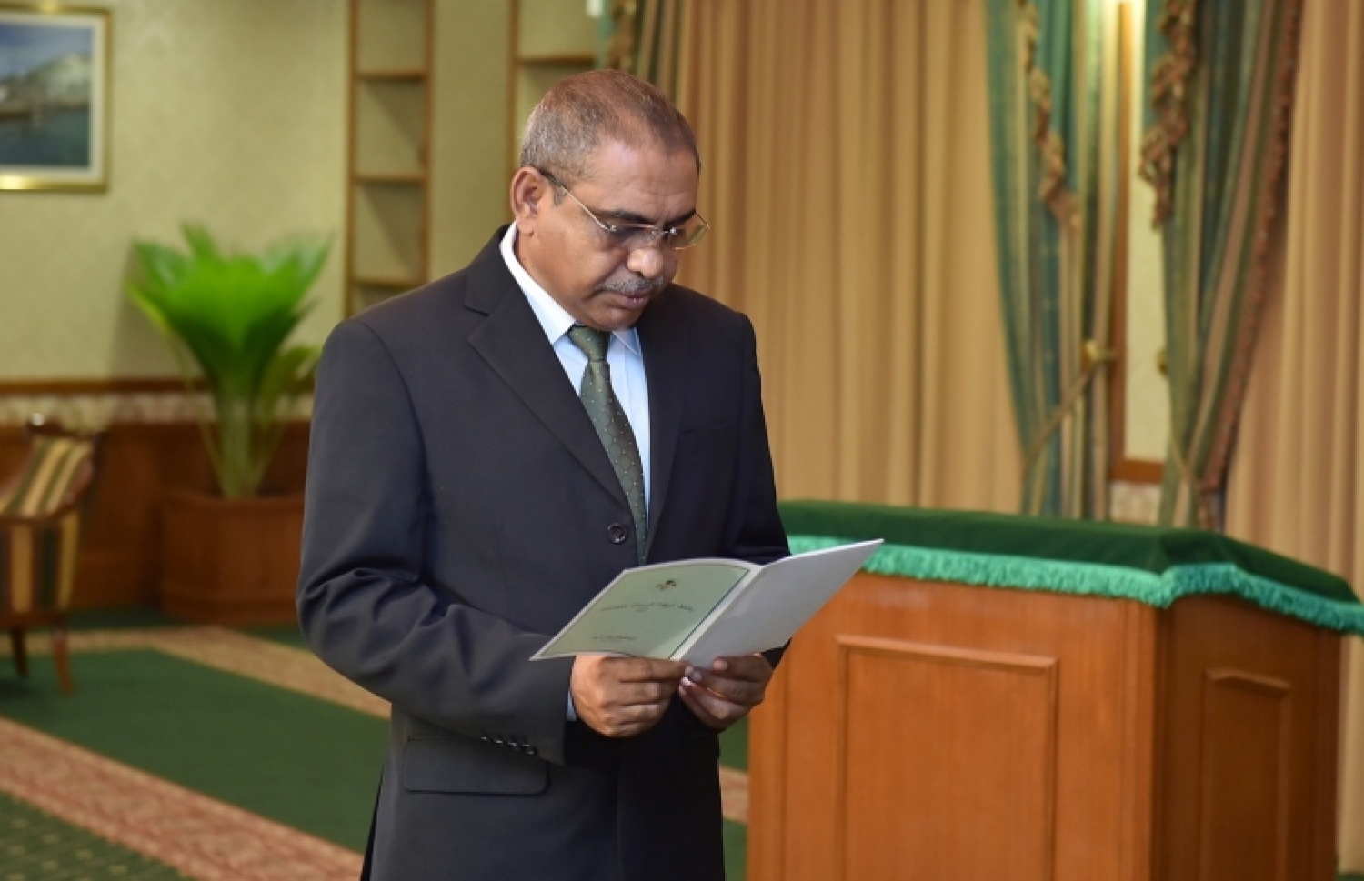 ރޯޔަލް ރޭޕިސްޓުން ދިފާއު ކުރާ އަންހެނުން ނިޒާމުން ބޭރުކުރަންޖެހޭ: ޒާހިދު