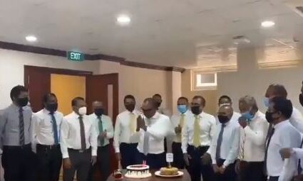 ގައިދުރު ކަމެއްނެތި މަޖިލީހުގައި ބޭއްވި އާޒިމްގެ ޕާޓީއަށް ޢިލްމުވެރިން ފާޑުކިޔުން