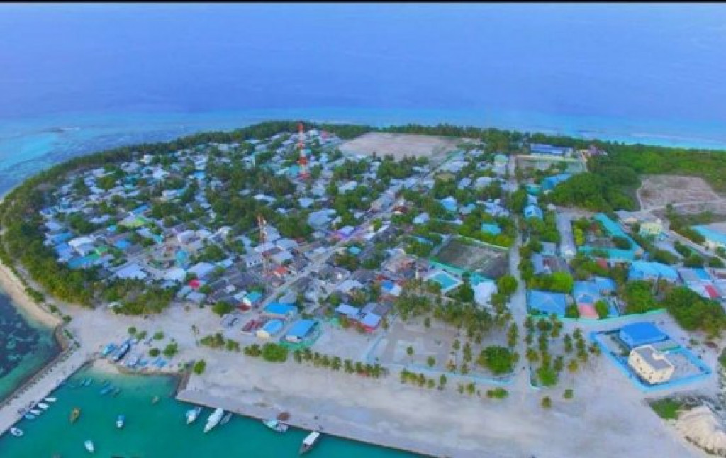 އުނގޫފާރުން މީހަކު ޕޮޒިޓިވްވެ، ރަށް މޮނިޓަރިންއަށް