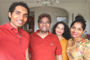 ޖޮނީ ލިވާ ދެ ދަރިންނާއެކު ހޭވައްޓާލާފައި ނަށަނީ!