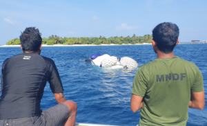 ބާރުގަދަ ކޮޅިގަނޑެއްގައި ލޯންޗެއް ބަންޑުން ޖަހާލައިފި