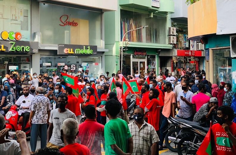 ހުރަސްތަކާއި އެކުވެސް އިދިކޮޅުން މުޒާހަރާ ކުރިއަށް