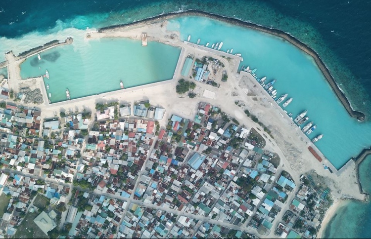 ނައިފަރުން މީހަކު ޕޮޒިޓިވްވެ ރަށް މޮނިޓަރިން އަށް