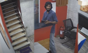 ޕިއްޒާބޯނާ ކައުންޓަރުގައި އޮތް ފޯނެއް ވަގަށް ނެގި މީހަކު ހޯދަނީ