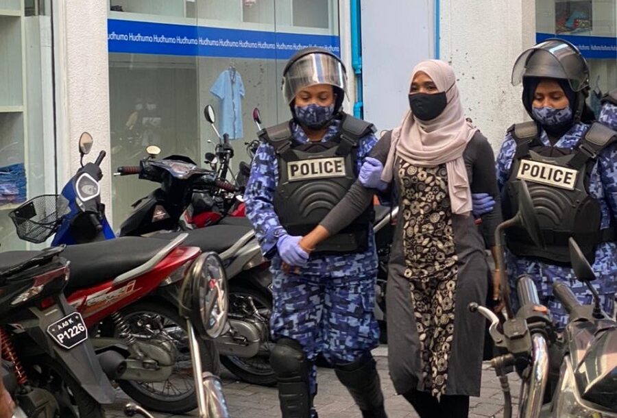 މުޒާހަރާ ފެށުނަނުދީ ބައެއް މީހުން ހައްޔަރު ކުރަން ފަށައިފި