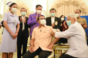 ޔޫރަޕްގެ ގިނަ ގައުމުތަކުން ވަގުތީގޮތުން މަނާކޮށްފައި ވަނިކޮށް، ތައިލޭންޑްގެ ބޮޑުވަޒީ އެސްޓްރާޒެނިކާ ވެކްސިން ޖައްސަވައިފި