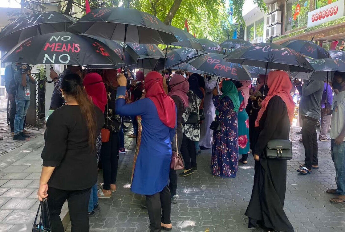 މަޑުއްވަރީ ރޭޕްކޭސް މައްސަލާގައި އިދިކޮޅު ޖެންޑާ މިނިސްޓްރީ ކައިރީގައި މުޒާހަރާ ކުރަނީ