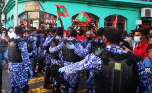 މުޒާހަރާ ހުއްޓާނުލައި ކުރިއަށް ގެންދިއުމަށް ނިންމައިފި