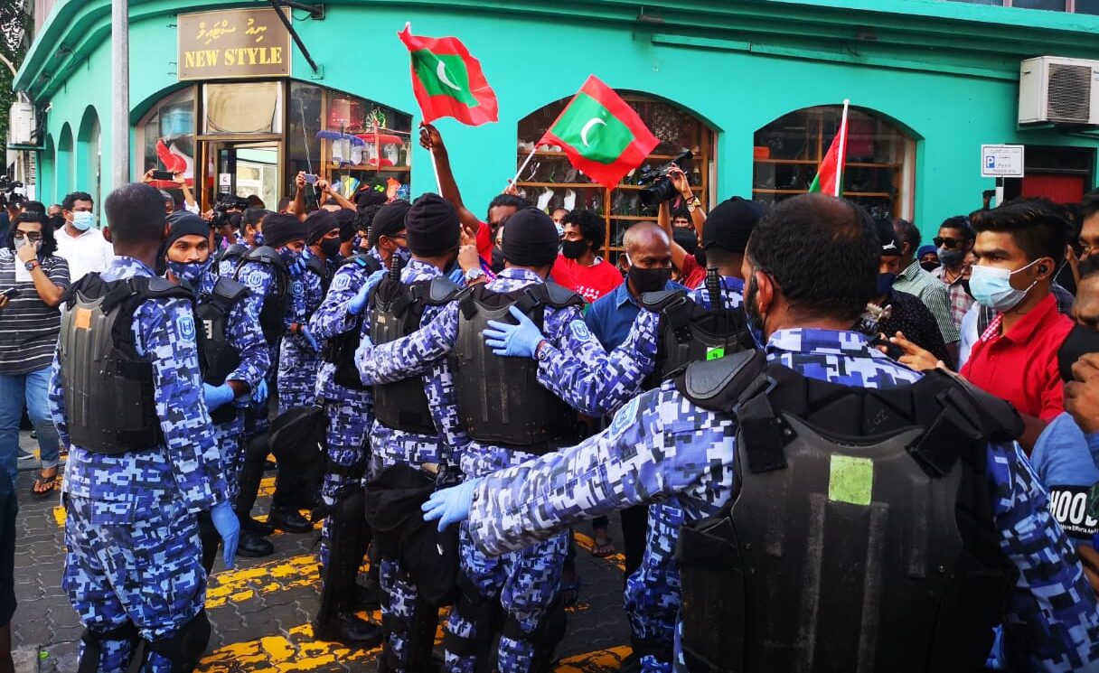މުޒާހަރާ ހުއްޓާނުލައި ކުރިއަށް ގެންދިއުމަށް ނިންމައިފި