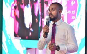 ކެމްޕެއިން ކުރުމުގެ ހަމަހަމަ ފުރުސަތު ދޭންޖެހެނީ މައިމޫނާ އެއްނޫން: މުއާޒު