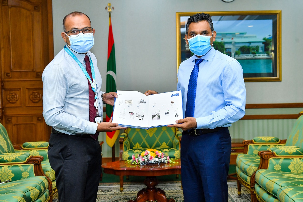 އެމް.ޑަބްލިއު.އެސް.ސީ "ރިހި 25″ ފޮތް ނާއިބް ރައީސަށް ހަދިޔާކޮށްފި