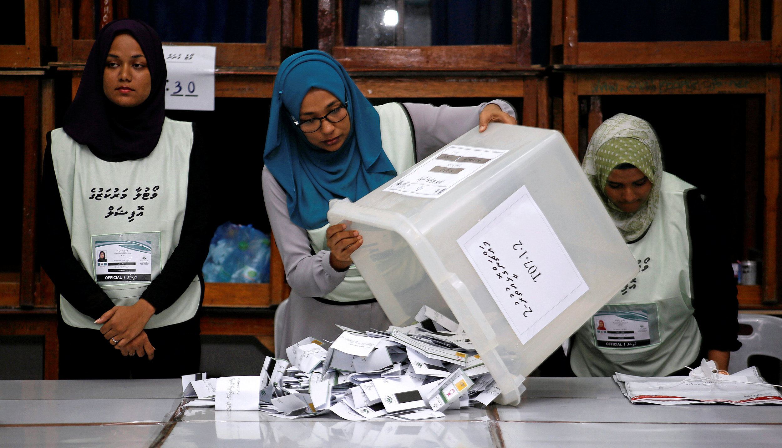 ރާއްޖެއިން ބޭރުގައި ވޯޓުފޮށި ބެހެއްޓިދާނެ ކަމާއިމެދު ސުވާލު އުފެދިއްޖެ