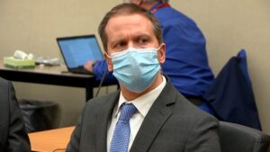 އެމެރިކާގެ ކަޅު ނަސްލުގެ ޖޯޖް ފްލޮއިޑްގެ މަރުގެ ޒިންމާ ފުލުސް އޮފިސަރު ނަގަންޖެހޭނެ ކަމަށް ހުކުމް ކޮށްފި