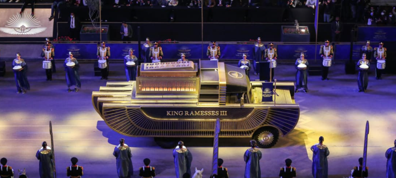 މޫސާގެ ފާނުގެ ޒަމާނުގެ ފިރުއައުނުގެ ގަބުރު ހިމެނޭގޮތަށް، މިސްރުގެ މަގުތަކުގައި ފިރުއައުނުންގެ ޕެރޭޑެއް