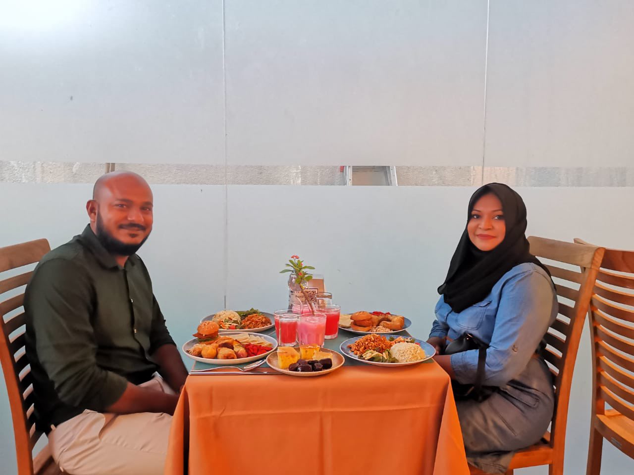 ރިޒުނާއާއި، ޝުޖާ އެއްމޭޒަކަށް، ތަރައްޤީ ގެންނާނީ ހުރިހާ ފިކުރެއްގެ ބައިވެރިވުމާއިއެކު: ޝުޖާ